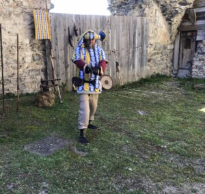 le seigneur de Domeyrat dans la son château; il présente l'armement.