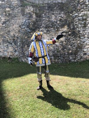 le seigneur de Domeyrat en armure fait la visite de son château.